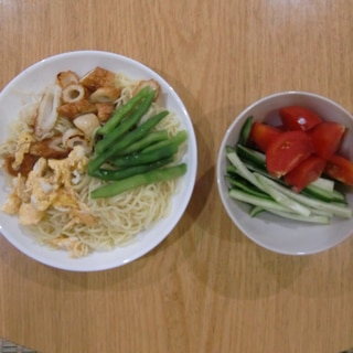 野菜満載で食べる中華麺
